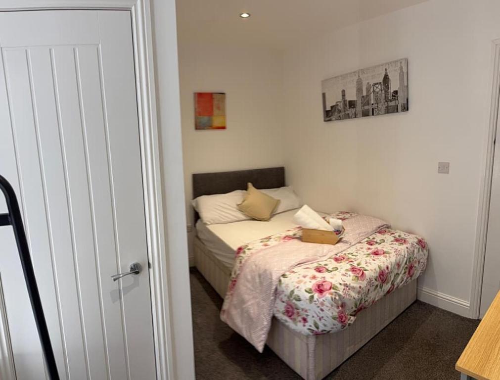 Lovely Double Bedroom - 14