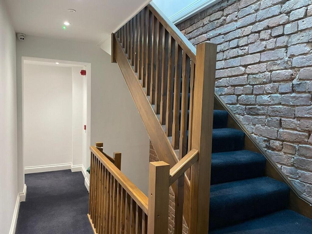 The Royal Crest - 10