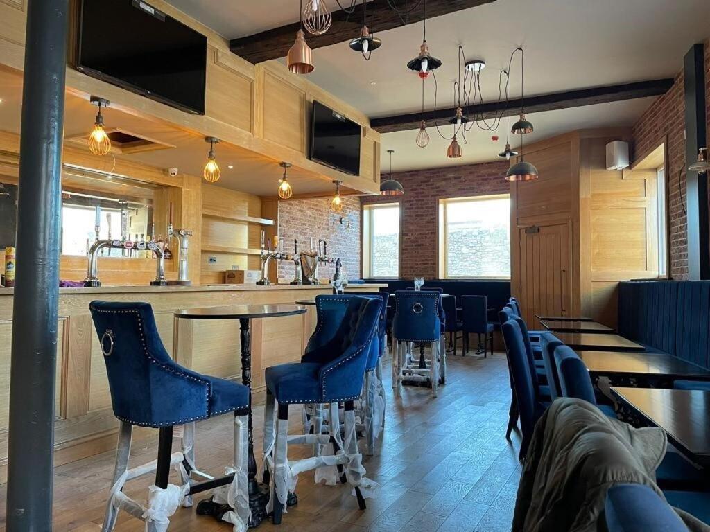 The Royal Crest - 13