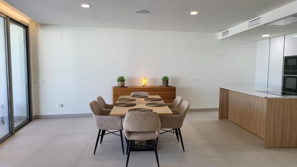 High end large ground floor with luxury private pool and sea views - 5