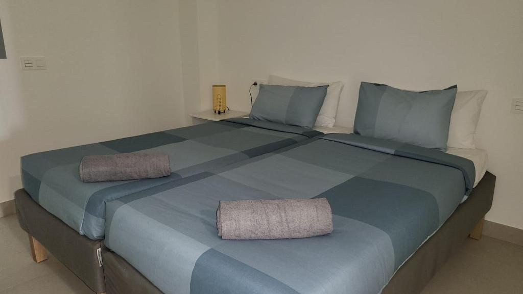 High end large ground floor with luxury private pool and sea views - 32