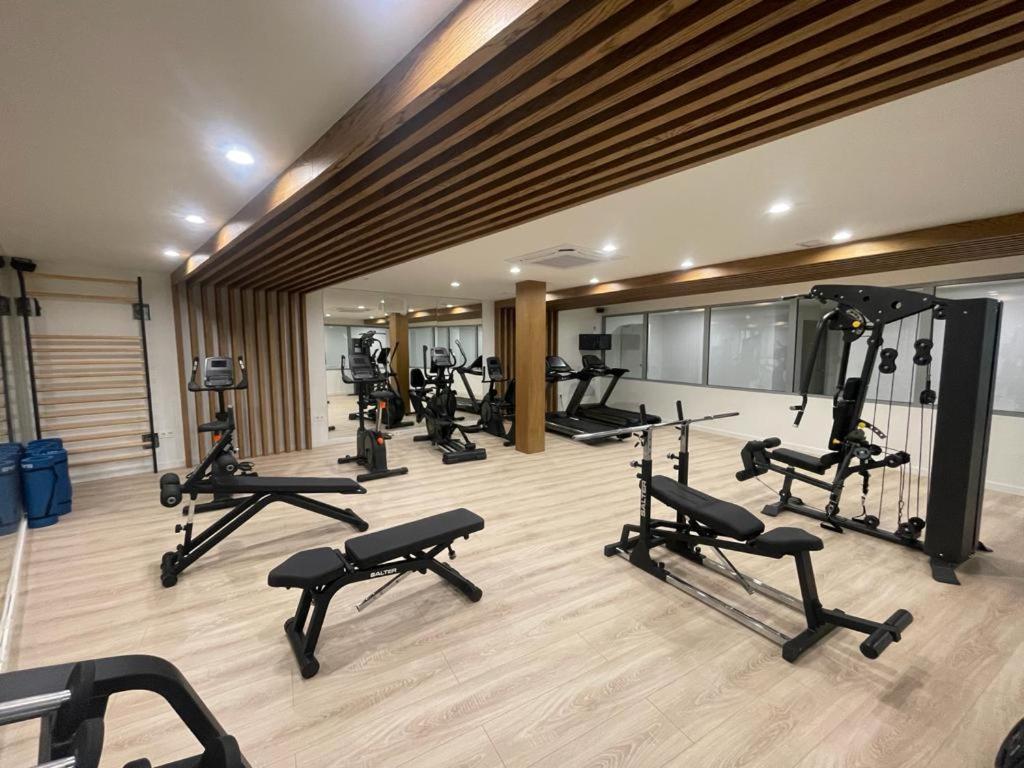 High end large ground floor with luxury private pool and sea views - 25