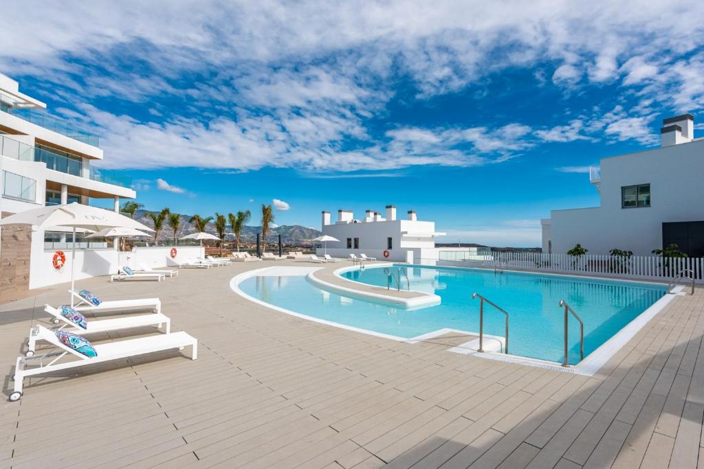 High end large ground floor with luxury private pool and sea views - 4