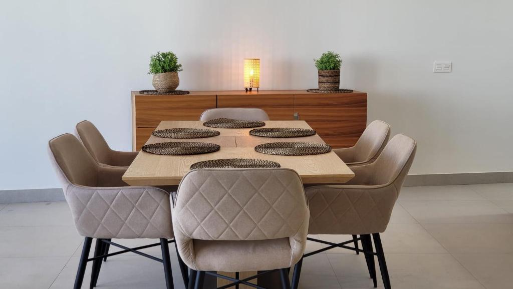 High end large ground floor with luxury private pool and sea views - 35