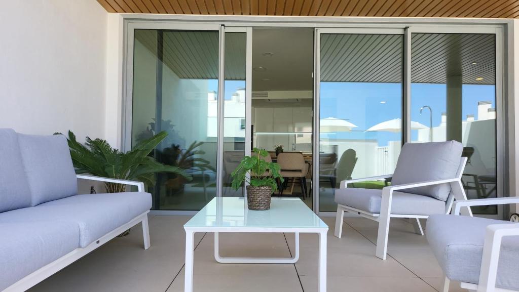 High end large ground floor with luxury private pool and sea views - 39