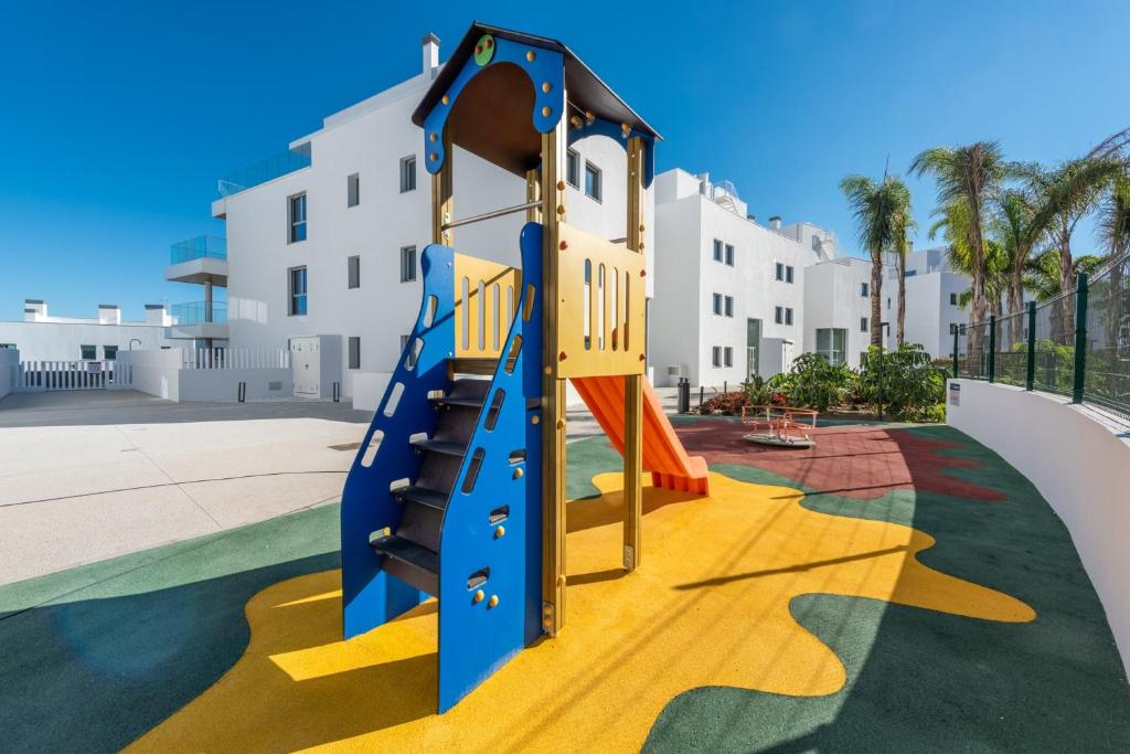 High end large ground floor with luxury private pool and sea views - 6