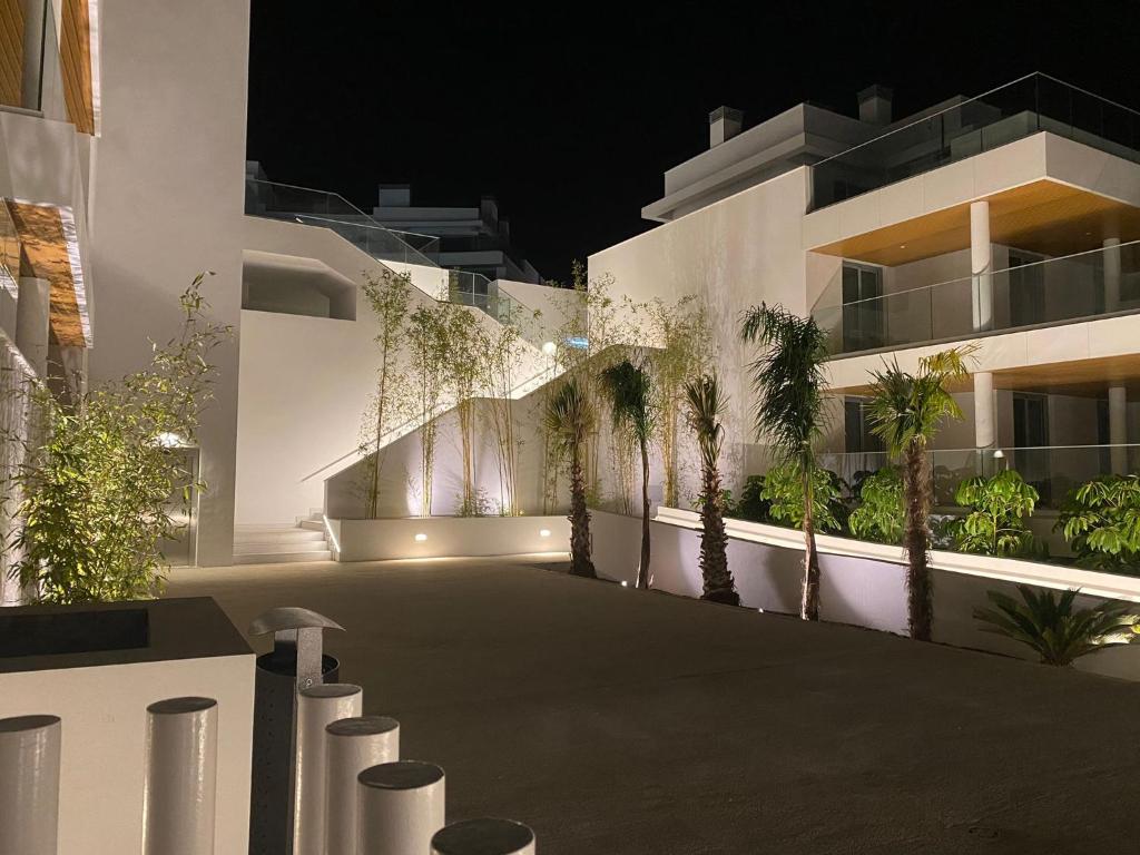 High end large ground floor with luxury private pool and sea views - 14