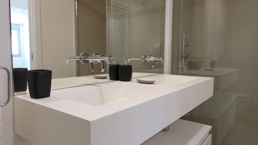 High end large ground floor with luxury private pool and sea views - 37