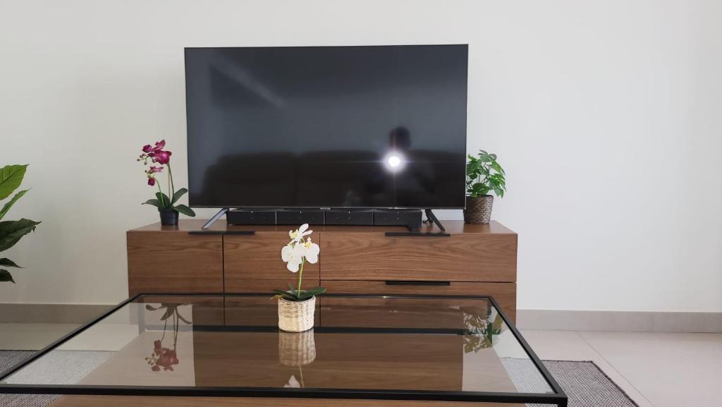 High end large ground floor with luxury private pool and sea views - 28