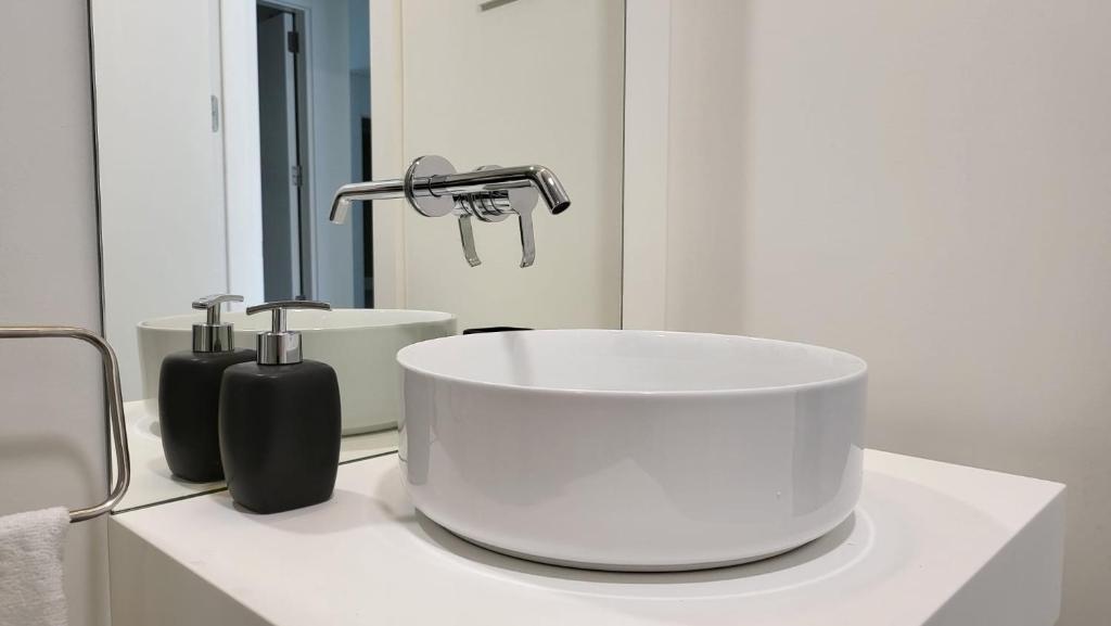 High end large ground floor with luxury private pool and sea views - 17