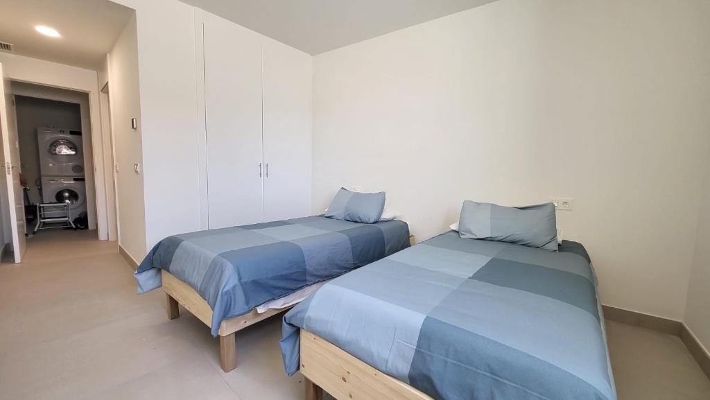 High end large ground floor with luxury private pool and sea views - 2