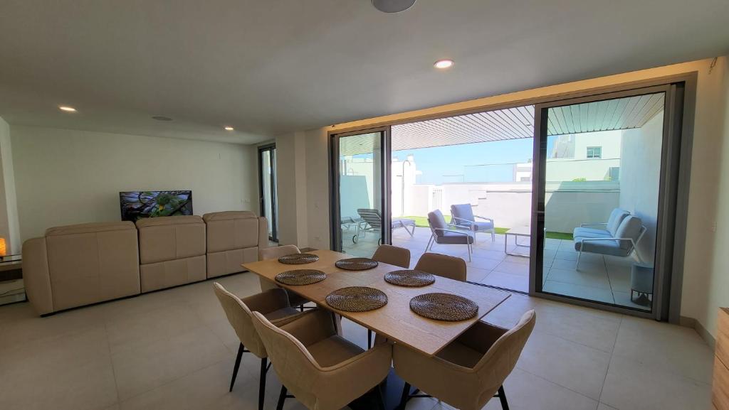 High end large ground floor with luxury private pool and sea views - 45