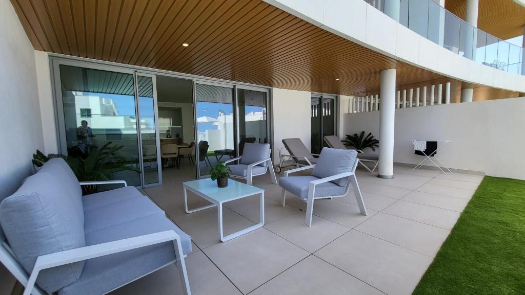 High end large ground floor with luxury private pool and sea views - 29