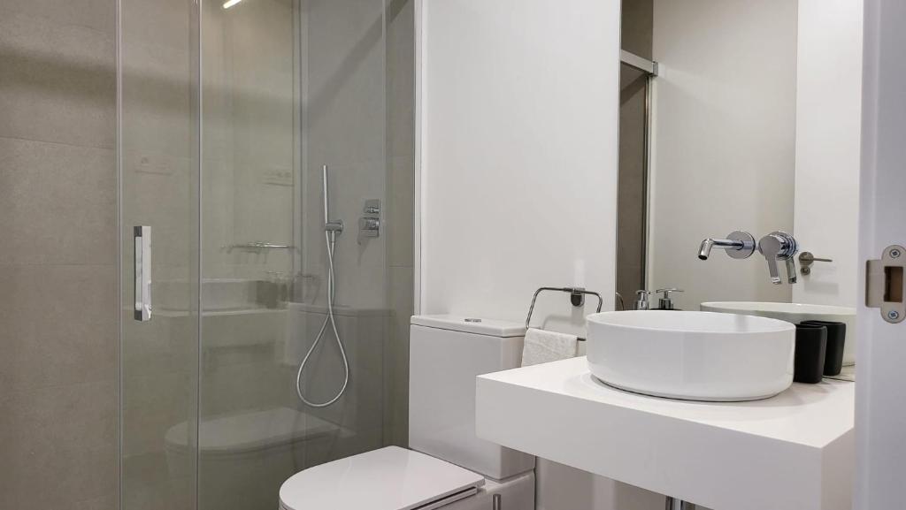 High end large ground floor with luxury private pool and sea views - 3