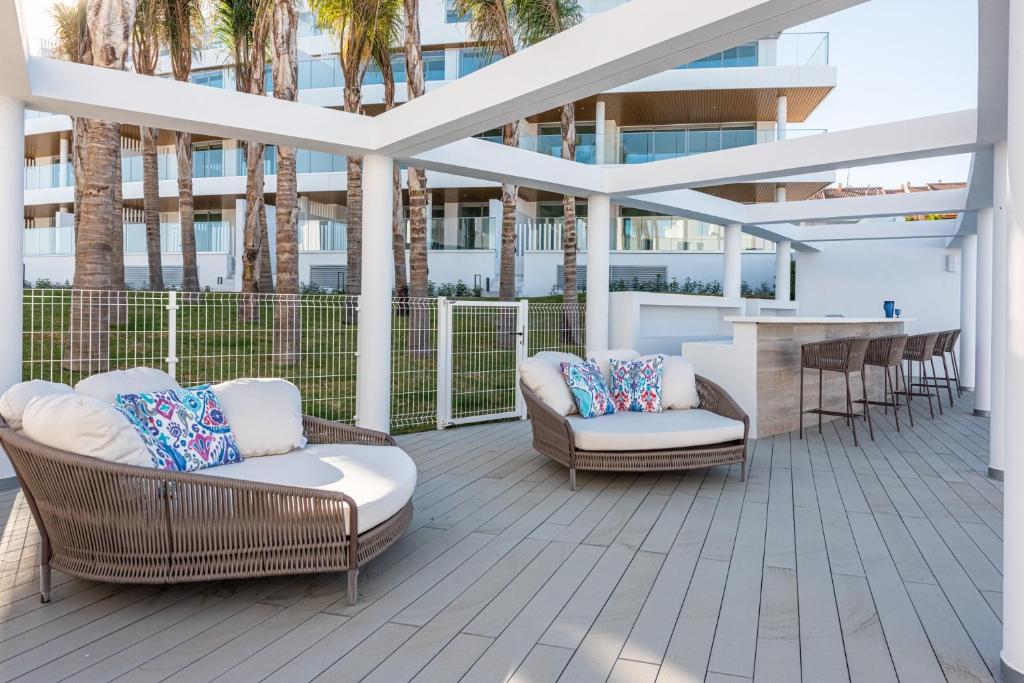 High end large ground floor with luxury private pool and sea views - 12