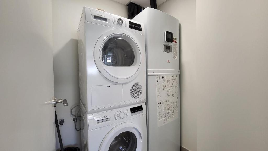 High end large ground floor with luxury private pool and sea views - 41