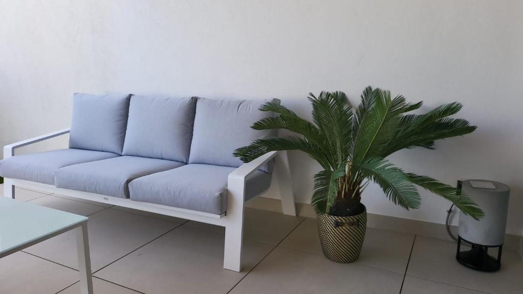 High end large ground floor with luxury private pool and sea views - 36