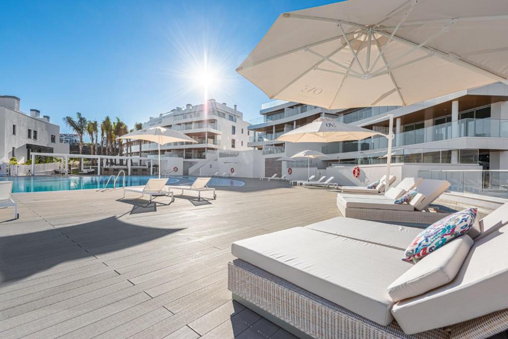 High end large ground floor with luxury private pool and sea views - 7