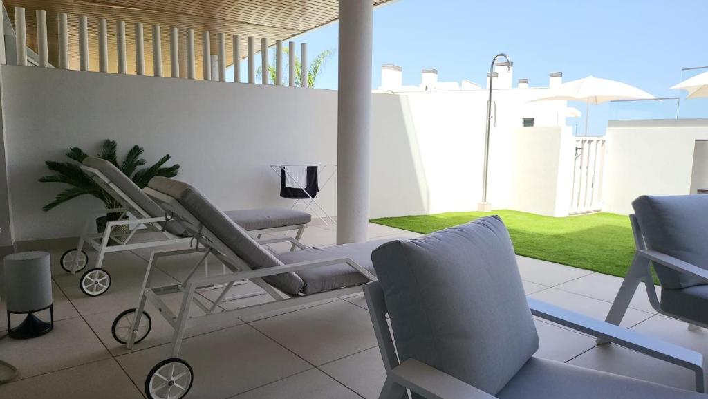 High end large ground floor with luxury private pool and sea views - 34