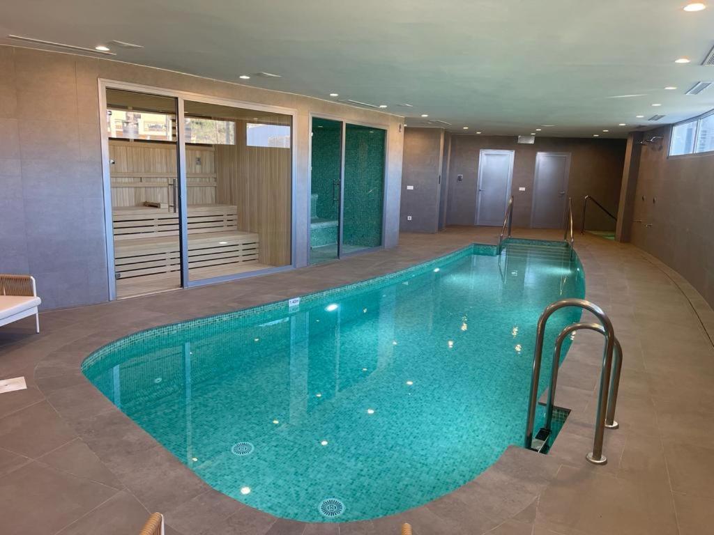 High end large ground floor with luxury private pool and sea views - 15