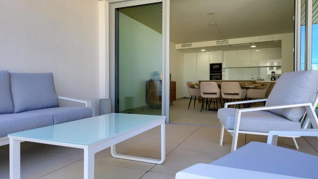 High end large ground floor with luxury private pool and sea views - 44