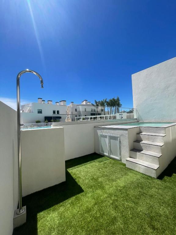 High end large ground floor with luxury private pool and sea views - 9