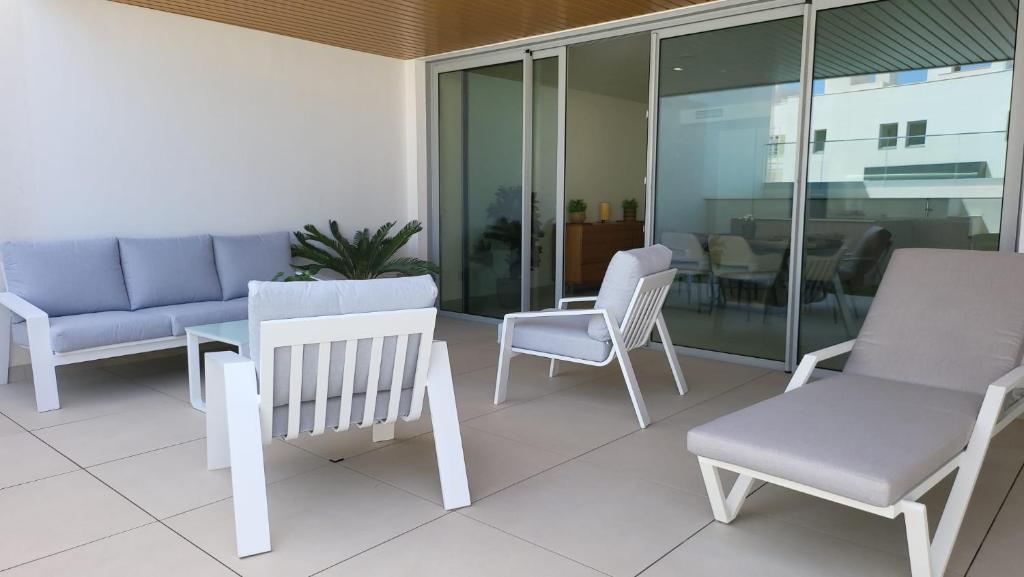 High end large ground floor with luxury private pool and sea views - 10