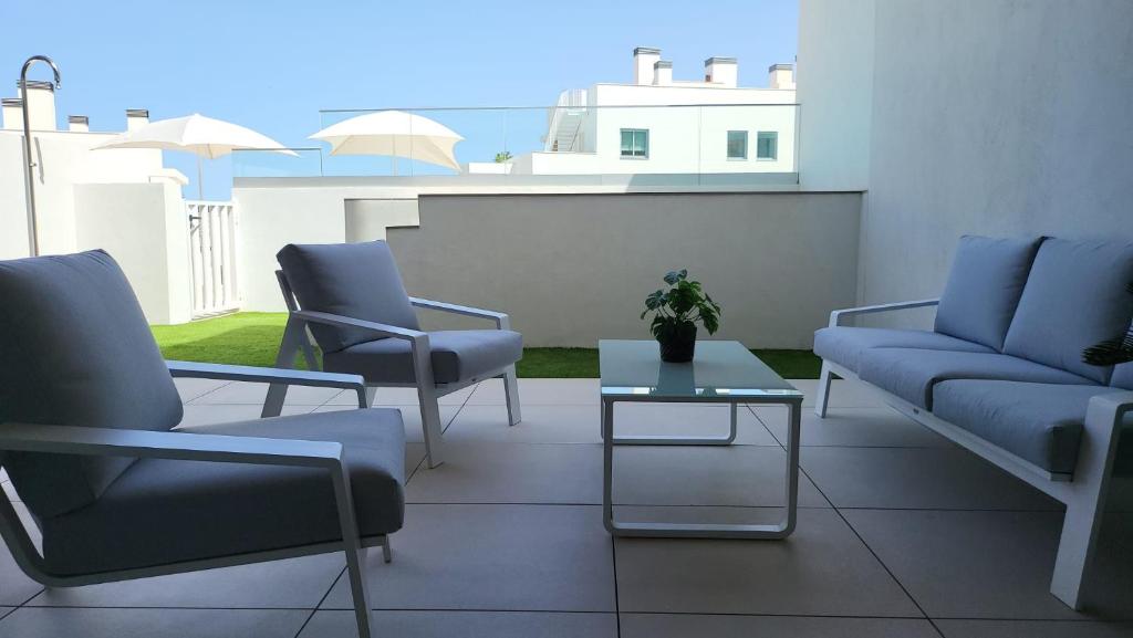 High end large ground floor with luxury private pool and sea views - 23