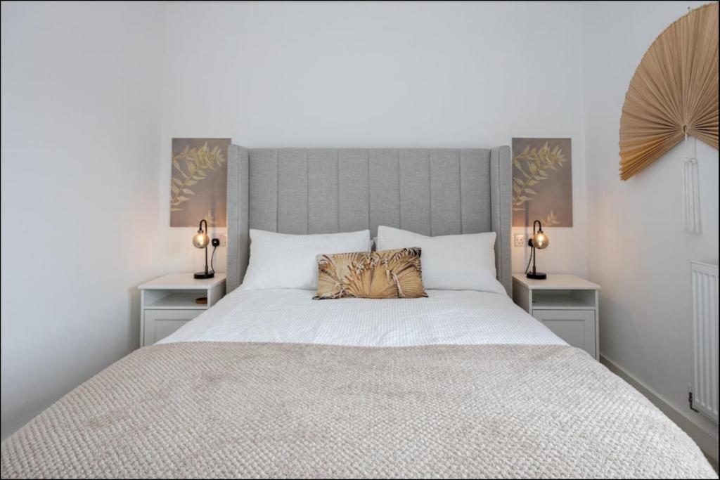 Elegance Retreat - 2 Bed Holiday Home with Parking - 16