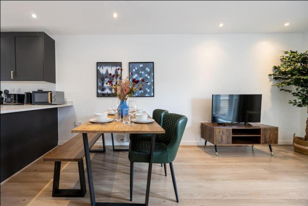 Elegance Retreat - 2 Bed Holiday Home with Parking - 5