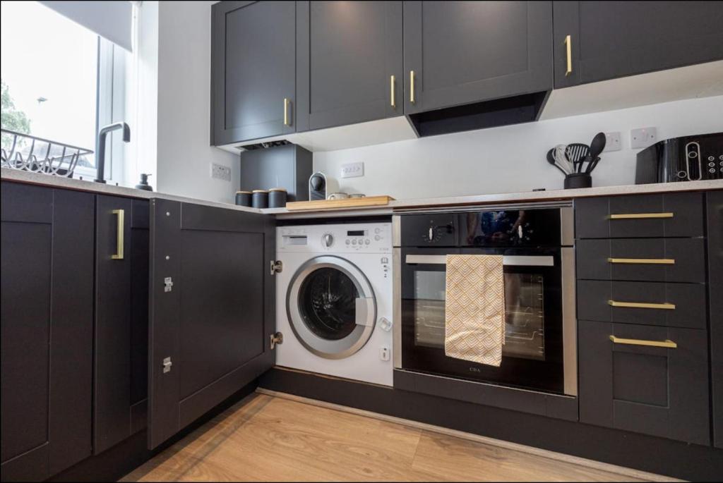 Elegance Retreat - 2 Bed Holiday Home with Parking - 12