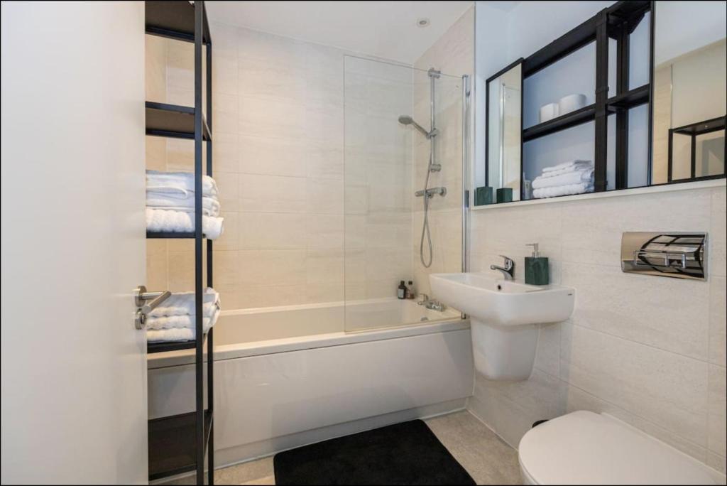 Elegance Retreat - 2 Bed Holiday Home with Parking - 14