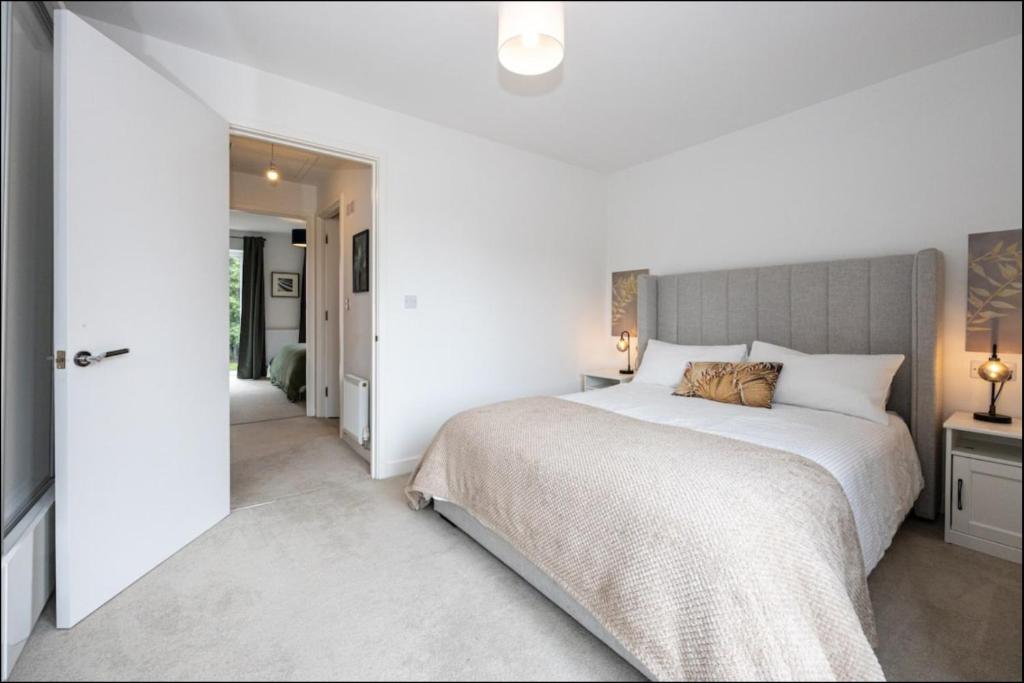 Elegance Retreat - 2 Bed Holiday Home with Parking - 17