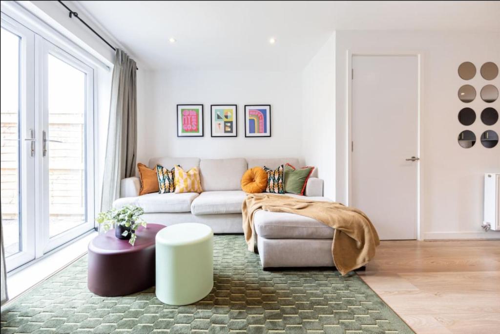 Elegance Retreat - 2 Bed Holiday Home with Parking - 6