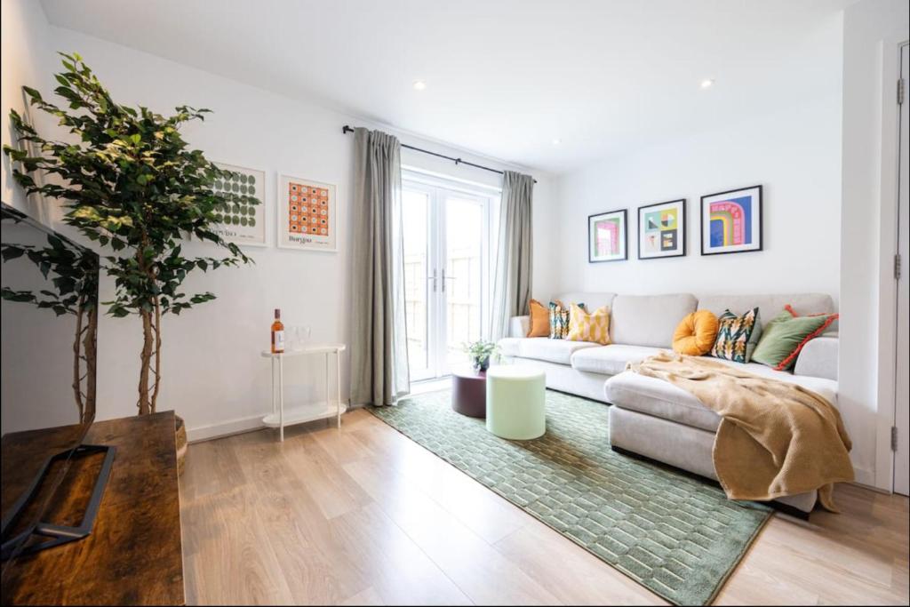 Elegance Retreat - 2 Bed Holiday Home with Parking - 19