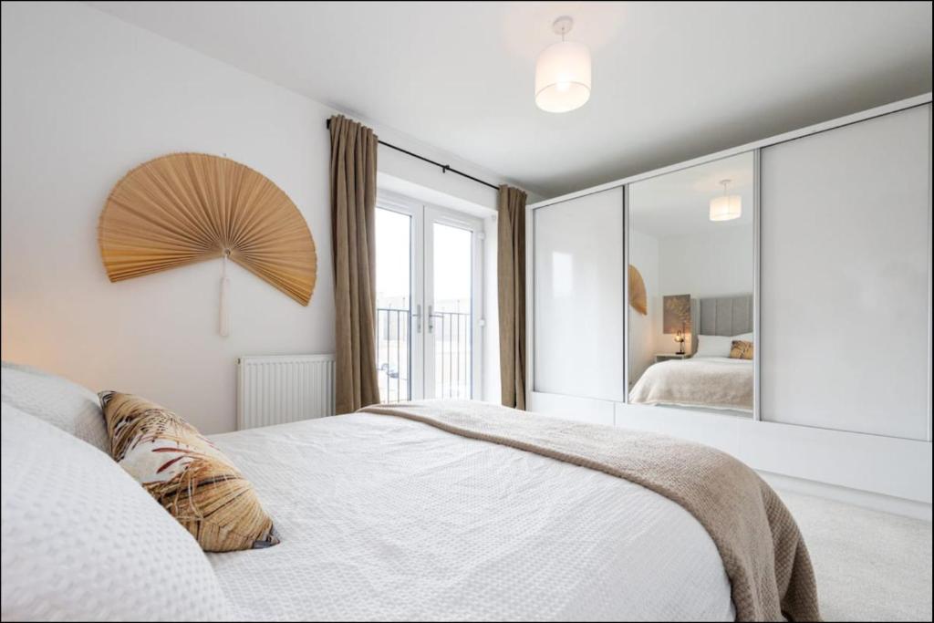 Elegance Retreat - 2 Bed Holiday Home with Parking - 15