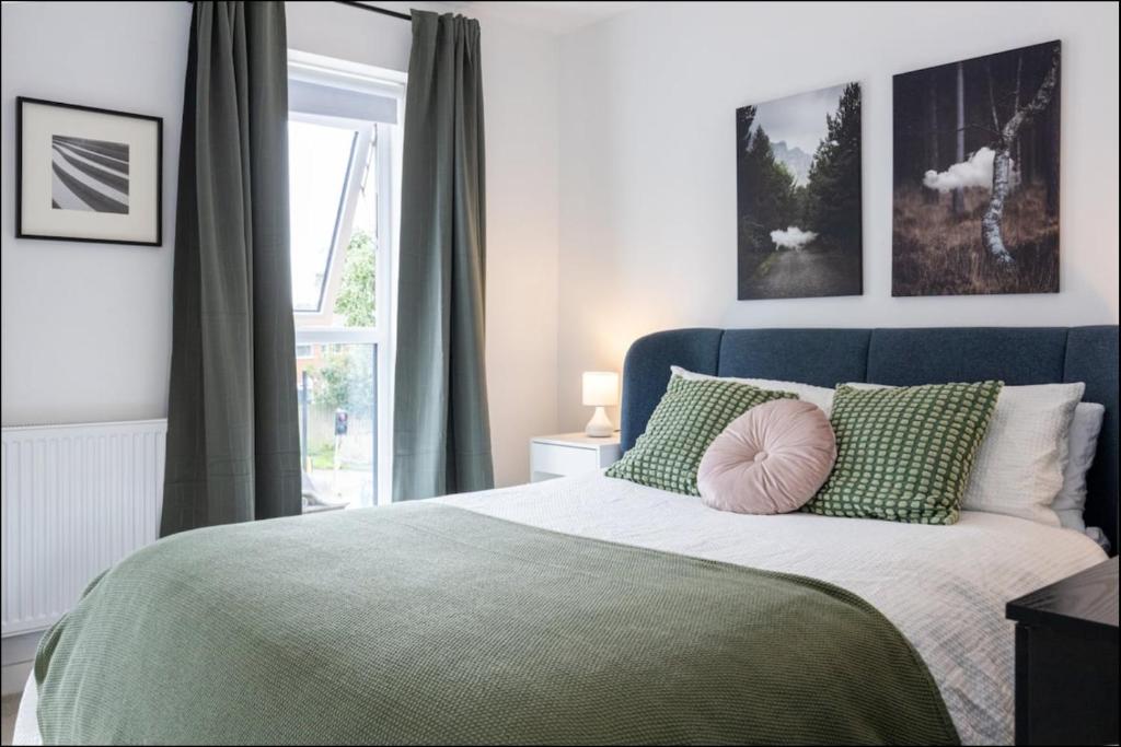 Elegance Retreat - 2 Bed Holiday Home with Parking - 20