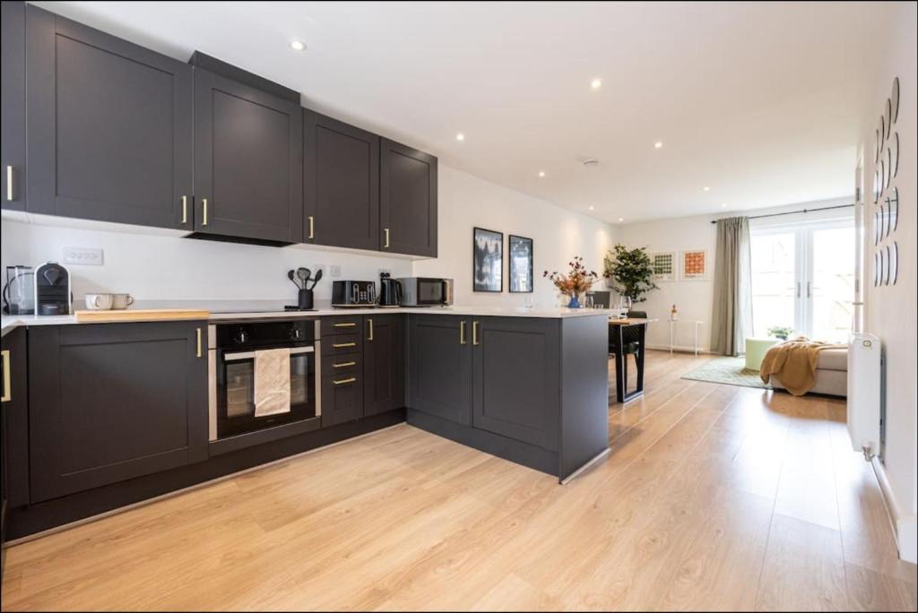 Elegance Retreat - 2 Bed Holiday Home with Parking - 11