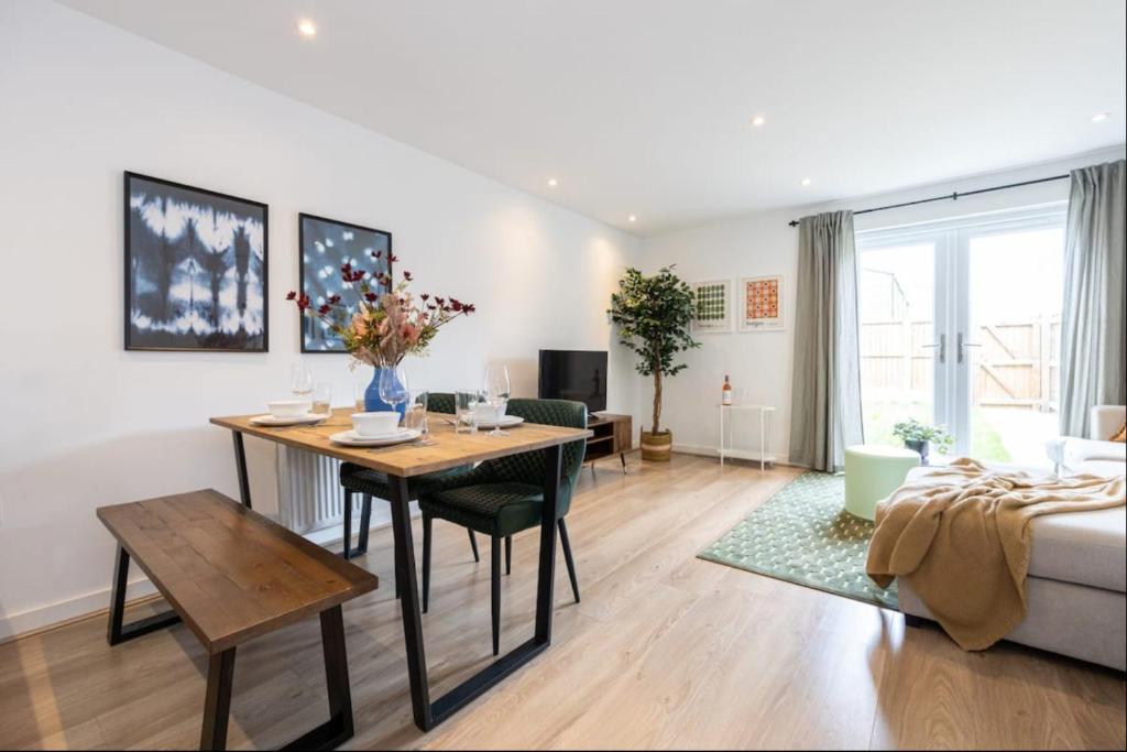 Elegance Retreat - 2 Bed Holiday Home with Parking - 7