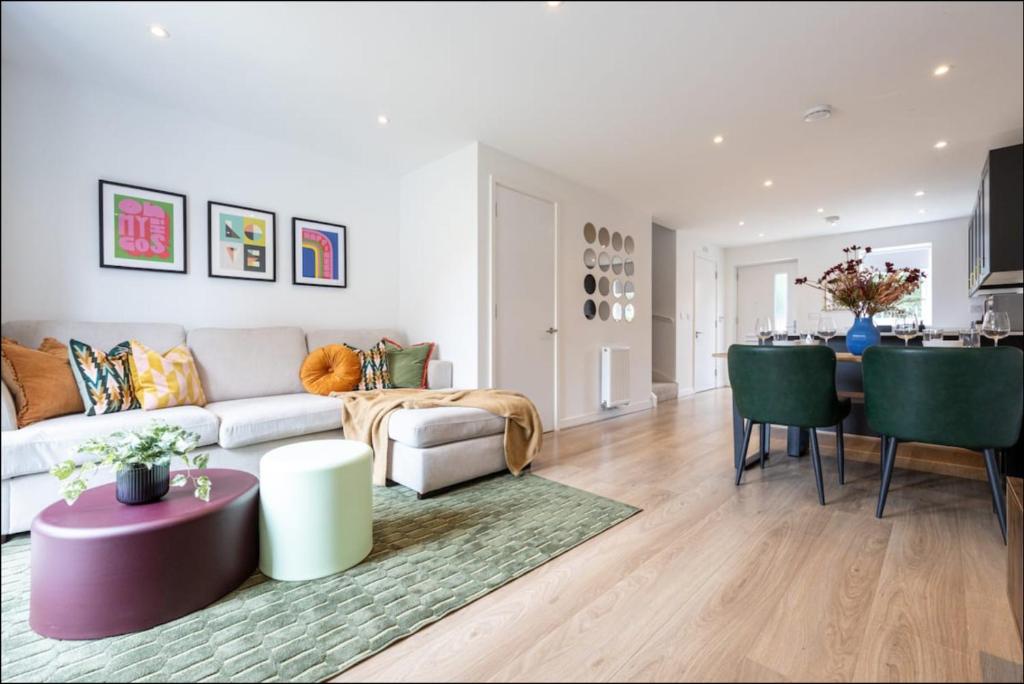 Elegance Retreat - 2 Bed Holiday Home with Parking - 8