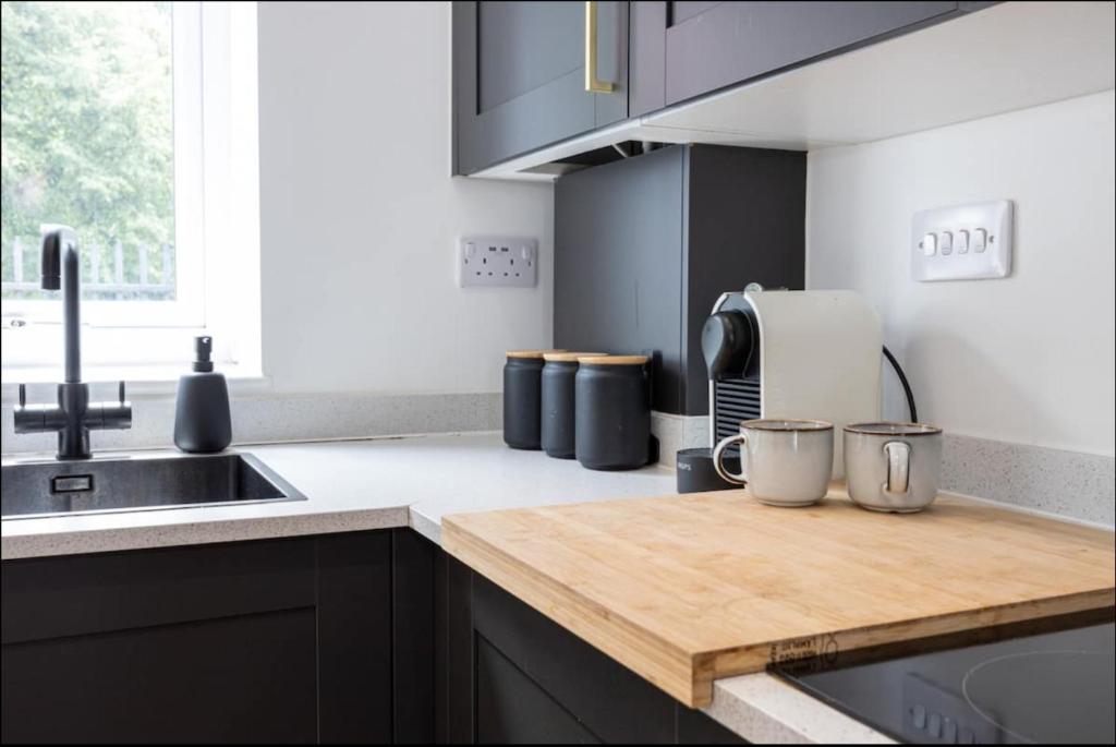 Elegance Retreat - 2 Bed Holiday Home with Parking - 9