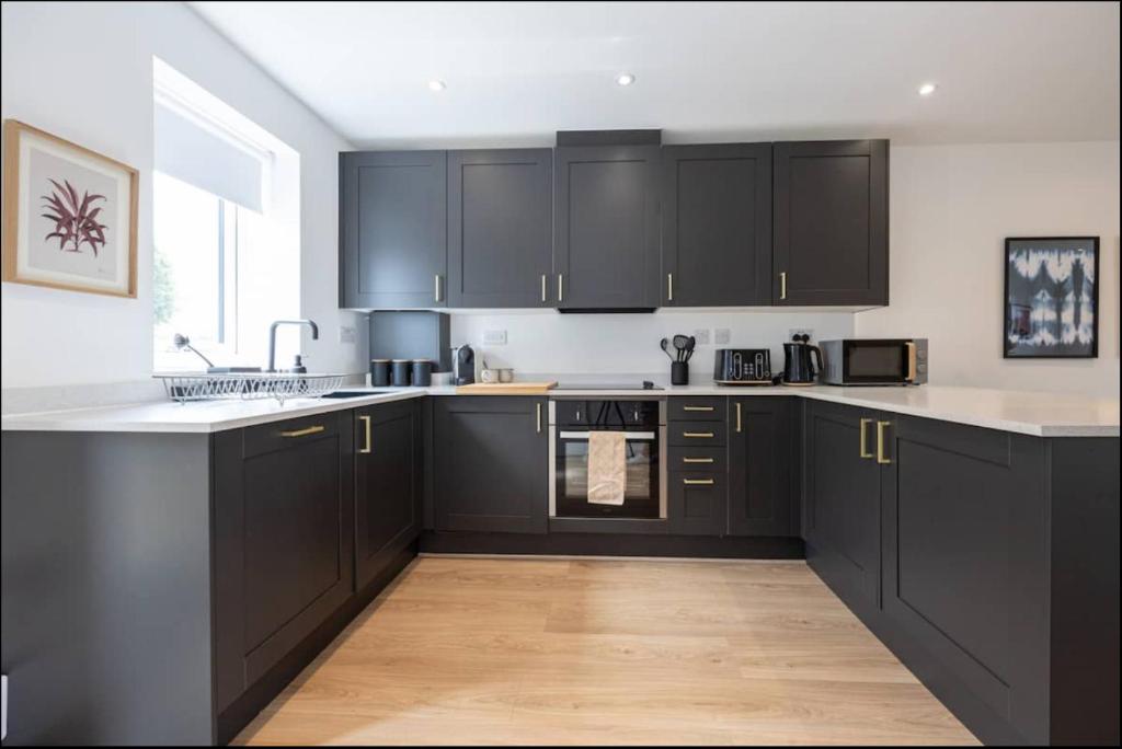 Elegance Retreat - 2 Bed Holiday Home with Parking - 10