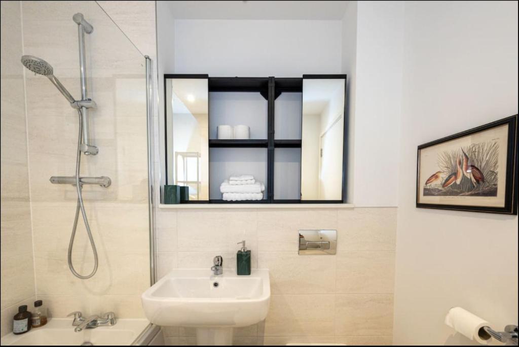 Elegance Retreat - 2 Bed Holiday Home with Parking - 13