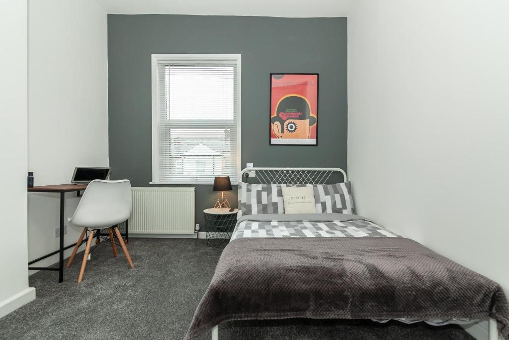 Park House - Large 3 Bedroom Victorian House, 10 Mins from Manchester - 17