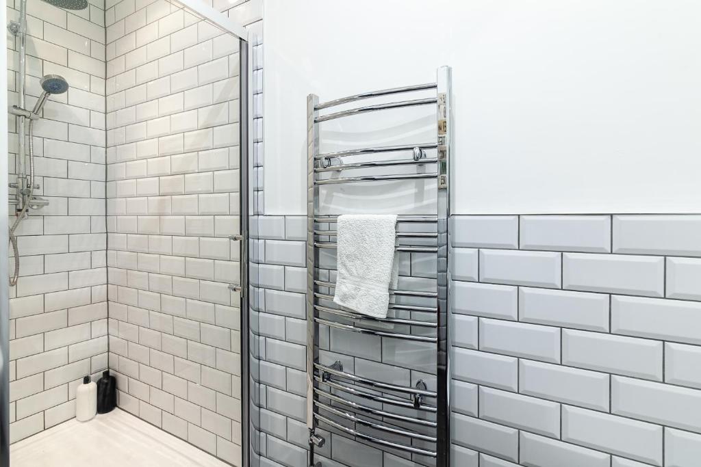 Park House - Large 3 Bedroom Victorian House, 10 Mins from Manchester - 8