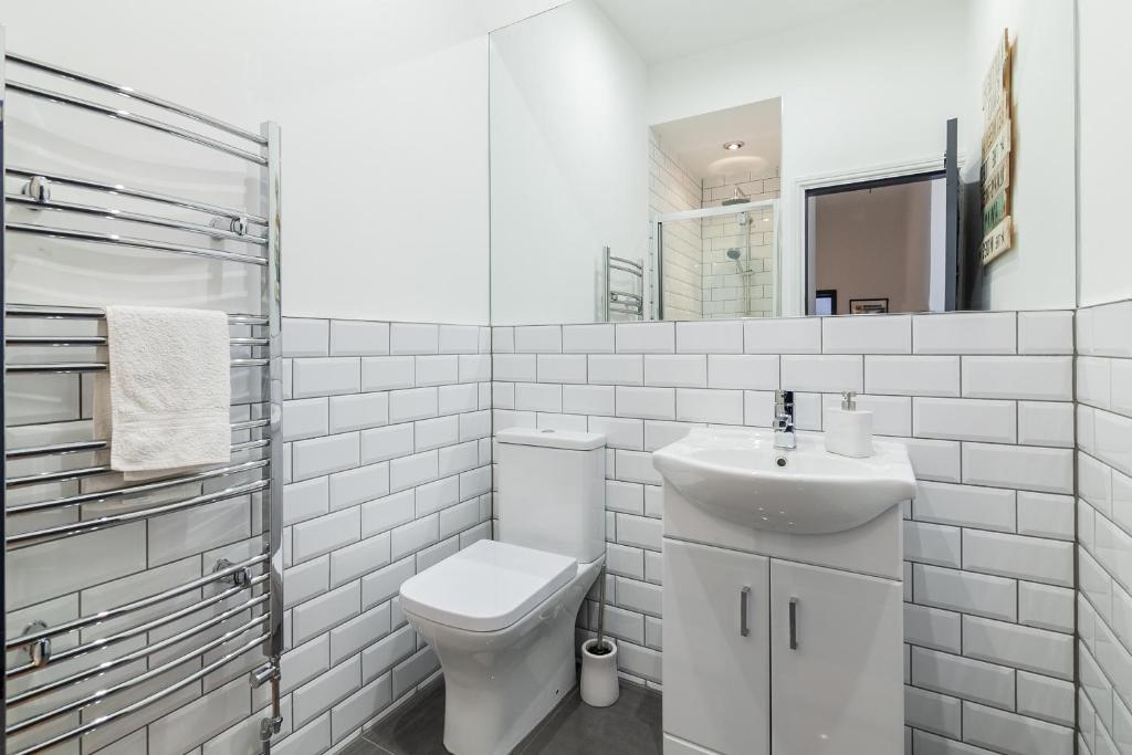 Park House - Large 3 Bedroom Victorian House, 10 Mins from Manchester - 20