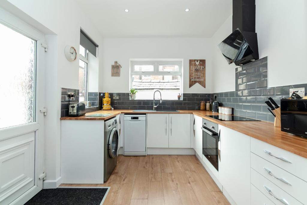 Park House - Large 3 Bedroom Victorian House, 10 Mins from Manchester - 9