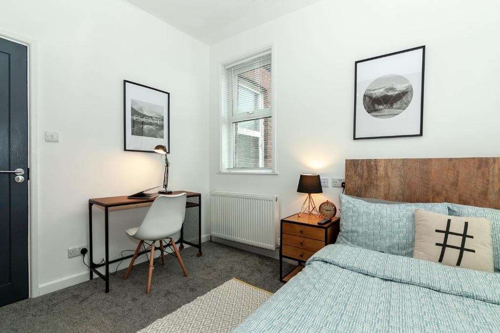 Park House - Large 3 Bedroom Victorian House, 10 Mins from Manchester - 16