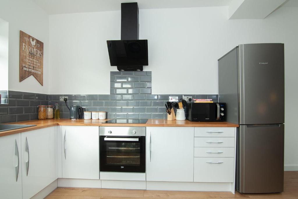 Park House - Large 3 Bedroom Victorian House, 10 Mins from Manchester - 15