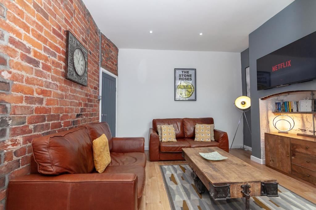 Park House - Large 3 Bedroom Victorian House, 10 Mins from Manchester - 13